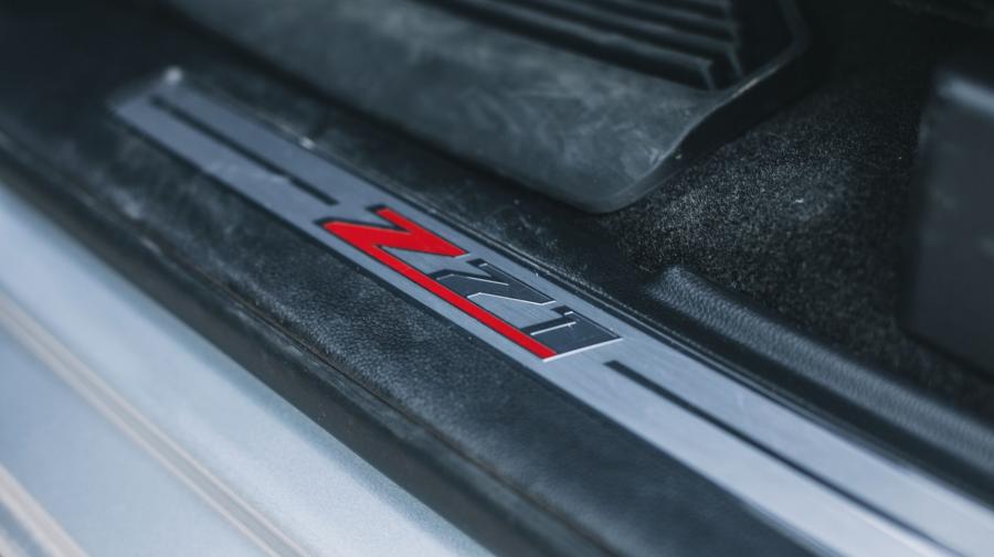Детали интерьера Chevrolet Silverado 1500 Redline Crew Cab 2017 года  (фото 14 из 26)